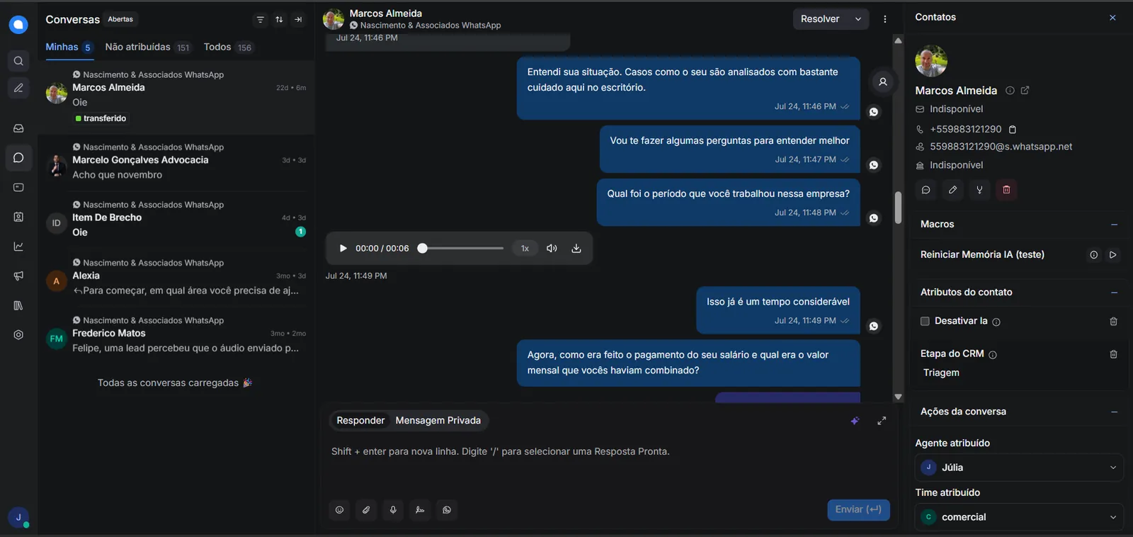 Painel de atendimento da AIfluence: conversa em triagem, fila de atendimentos, etapa do CRM e agente atribuído